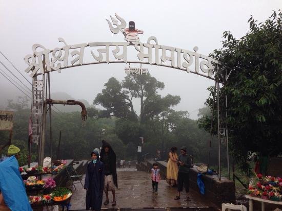 Luxuryus 17 Seater Urbania on rent Mumbai to Bhimashankar